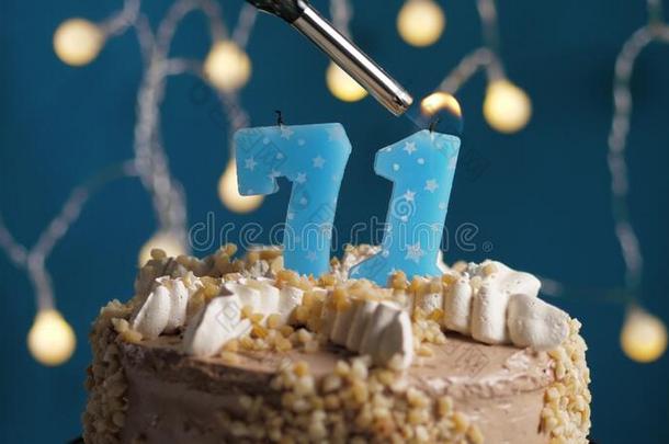 生日蛋糕和71数字蜡烛向蓝色巴克格雷德.蜡烛