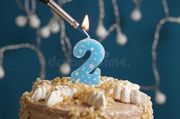 生日蛋糕和2数字蜡烛向蓝色巴克格雷德.蜡烛一