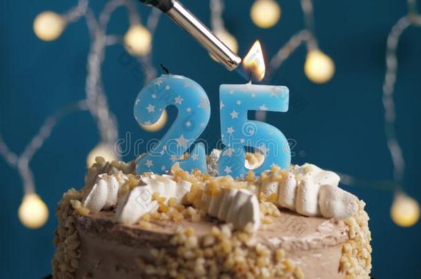 生日蛋糕和25数字蜡烛向蓝色巴克格雷德.蜡烛