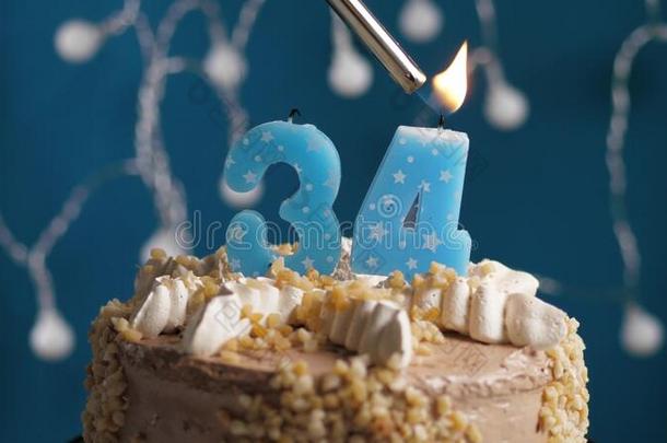 生日蛋糕和34数字蜡烛向蓝色巴克格雷德.蜡烛