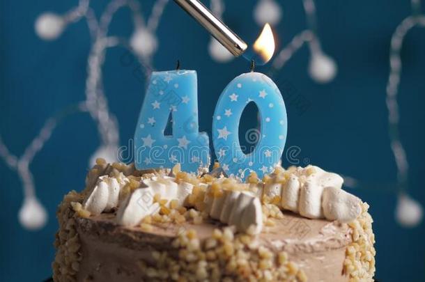 生日蛋糕和40数字蜡烛向蓝色巴克格雷德.蜡烛