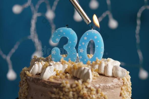 生日蛋糕和30数字蜡烛向蓝色巴克格雷德.蜡烛