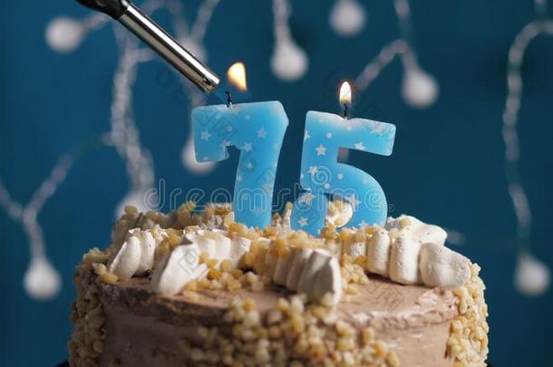 生日蛋糕和<strong>75</strong>数字蜡烛向蓝色巴克格雷德.蜡烛