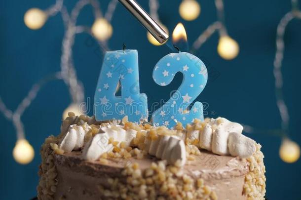 生日蛋糕和42数字蜡烛向蓝色巴克格雷德.蜡烛