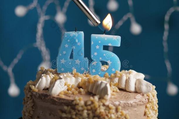 生日蛋糕和45数字蜡烛向蓝色巴克格雷德.蜡烛