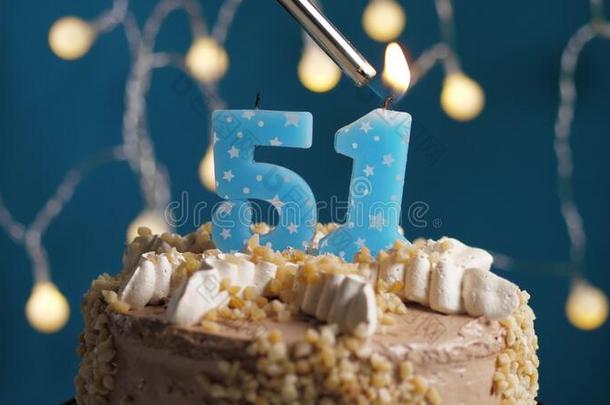 生日蛋糕和<strong>51</strong>数字蜡烛向蓝色巴克格雷德.蜡烛