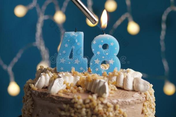 生日蛋糕和48数字蜡烛向蓝色巴克格雷德.蜡烛