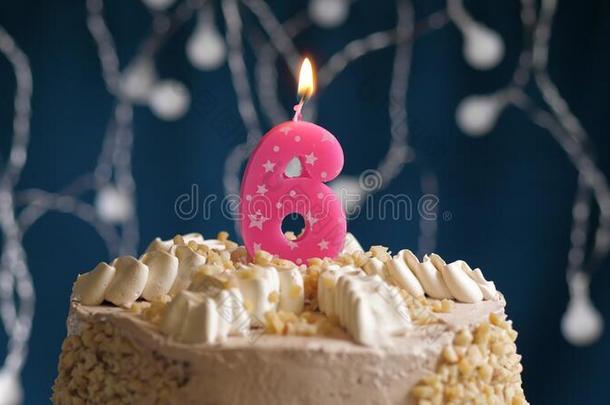 <strong>生日蛋糕</strong>和6<strong>数字</strong>粉红色的蜡烛向蓝色巴克格雷德
