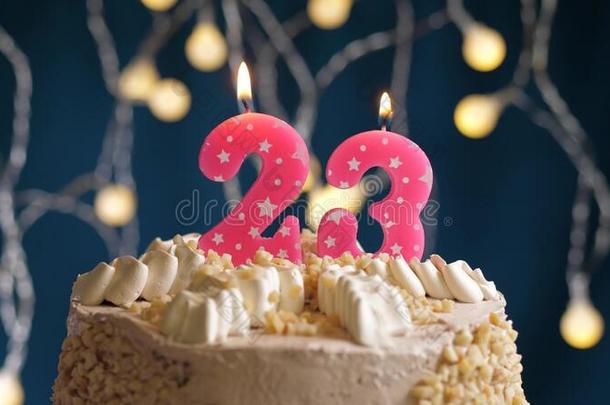 生日蛋糕和<strong>23</strong>数字粉红色的蜡烛向蓝色巴克格雷德