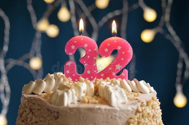 生日蛋糕和32数字粉红色的蜡烛向蓝色巴克格雷德