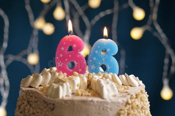生日蛋糕和66数字粉红色的蜡烛向蓝色巴克格雷德