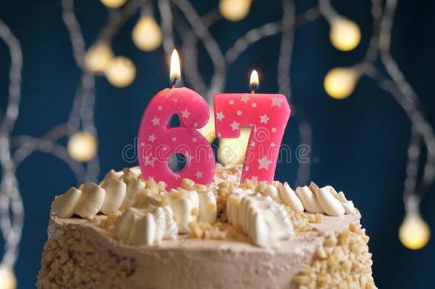 生日蛋糕和67数字粉红色的蜡烛向蓝色巴克格雷德