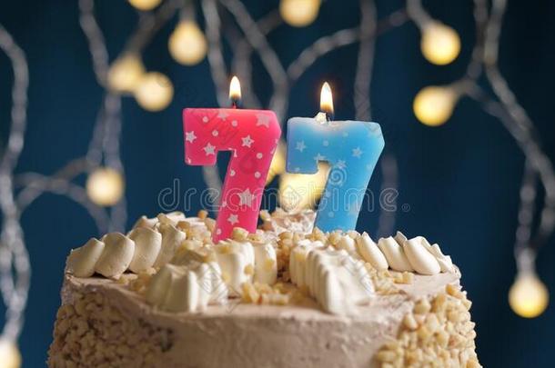 <strong>生日蛋糕</strong>和77<strong>数字</strong>粉红色的蜡烛向蓝色巴克格雷德