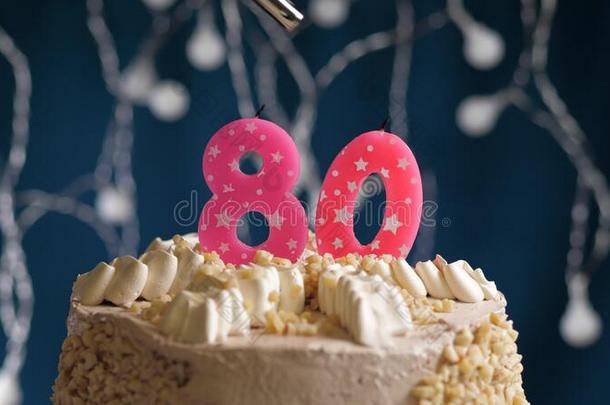 <strong>生日蛋糕</strong>和80<strong>数字</strong>粉红色的蜡烛向蓝色巴克格雷德.aux.能够