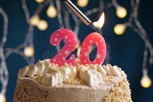 生日蛋糕和20数字粉红色的蜡烛向蓝色巴克格雷德.aux.能够
