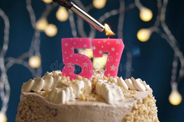 <strong>生日蛋糕</strong>和57<strong>数字</strong>粉红色的蜡烛向蓝色巴克格雷德.aux.能够