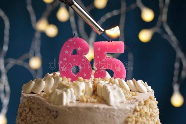 <strong>生日蛋糕</strong>和65<strong>数字</strong>粉红色的蜡烛向蓝色巴克格雷德.aux.能够