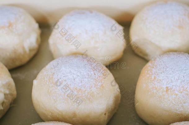 自家制的甜的圆形的小面包或点心和变成粉的食糖.甜的早餐.关英语字母表的第21个字母