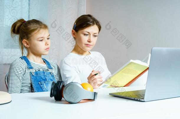 母亲和女儿做家庭作业为学校同时,教育