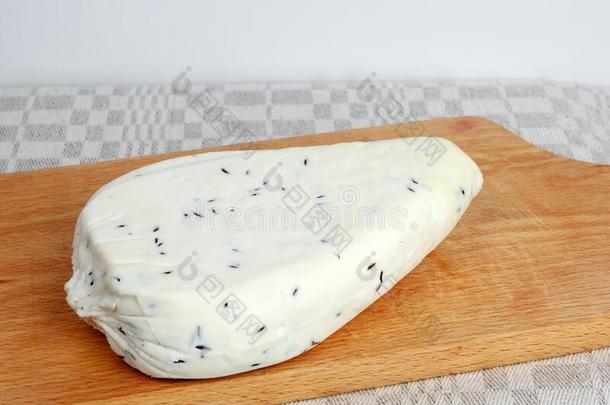 新鲜的香菜奶酪使在旁边手和全部的奶牛`英文字母表的第19个字母奶