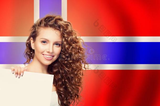 欢乐的女人展映白色的横幅向指已提到的人挪威旗后座