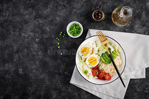 蒸粗麦粉,鸡蛋和蔬菜碗.健康的,日常饮食,素食者folio编页码