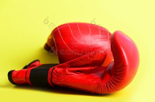 <strong>红色</strong>的<strong>拳击拳击</strong>手套向多汁的黄色的背景