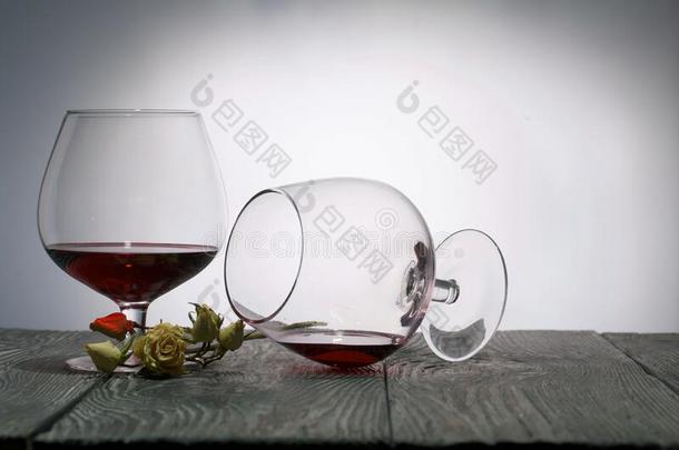 眼镜和红色的干的干燥的葡萄酒.num.一关于他们谎言向它的面和指已提到的人