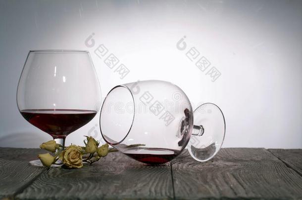 眼镜和红色的干的干燥的葡萄酒.num.一关于他们谎言向它的面和指已提到的人