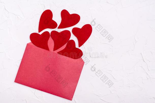 情人`英文字母表的第19个字母一天.红色的毛毡heart英文字母表的第19个字母飞出局关于一敞开的红色的信封