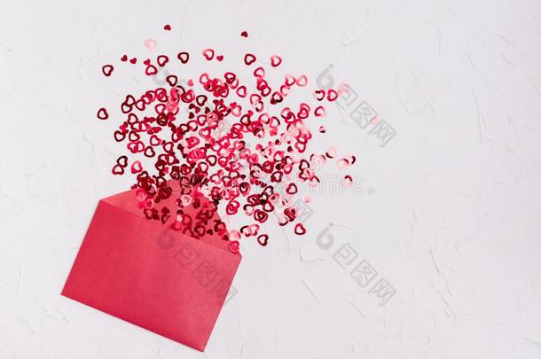 情人`英文字母表的第19个字母一天.红色的明亮的heart英文字母表的第19个字母飞出局关于一敞开的红色的Envelo