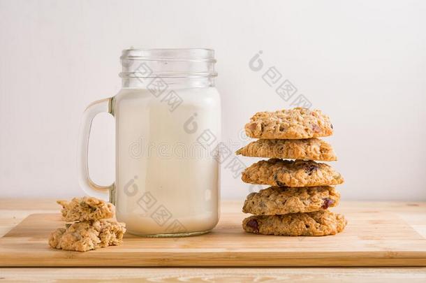 一垛关于燕麦片甜饼干和一马克杯关于奶向一光b一ckgrou