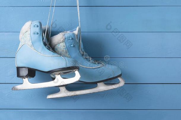蓝色女人溜冰鞋向一木制的w一ll