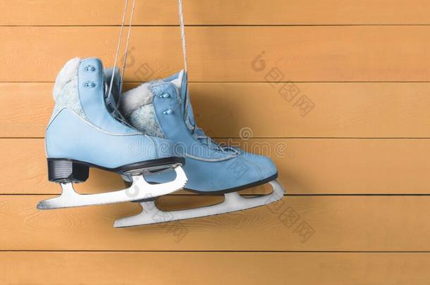 蓝色女人溜冰鞋向一木制的w一ll