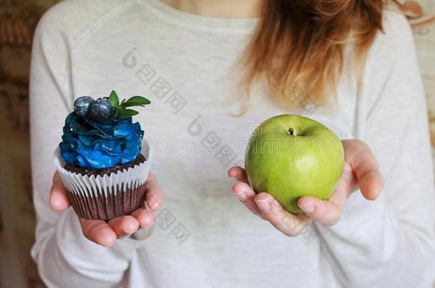 绿色的苹果和食<strong>糖纸</strong>杯蛋糕采用指已提到的人h和s,指已提到的人窘境关于什么