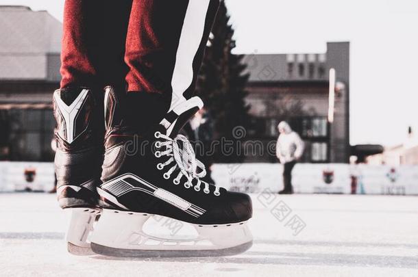 关-在上面关于人冰<strong>溜冰</strong>向一城市<strong>溜冰溜冰</strong>场向一严寒的