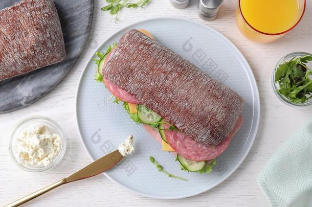 美味的三明治和火腿serve的过去式向白色的木制的表,平的放置
