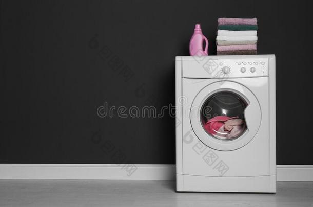 现代的洗涤机器和洗衣店,垛关于毛巾和洗涤剂