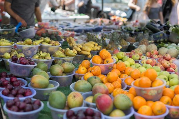新鲜的成果为卖:橙,苹果,李子,梨和香蕉