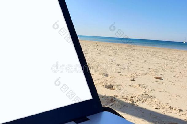 一黑的便携式电脑海滩背景