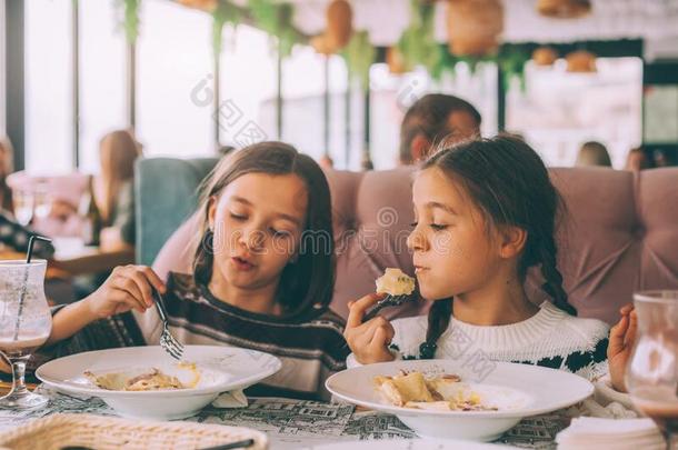 孩子们吃面团采用家庭咖啡馆