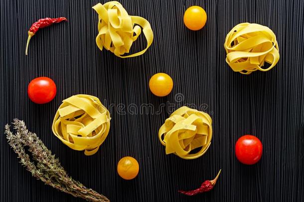 顶看法意大利宽面条和黄色的和红色的番茄,红辣椒,小树枝英语字母表的第15个字母