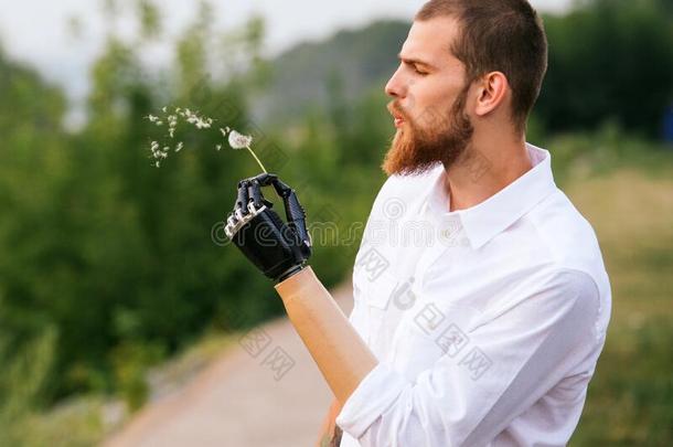 男人佃户租种的土地蒲公英采用一<strong>仿生</strong>学的h一nd,种子飞一s他blow采用g