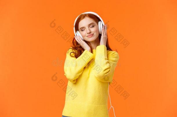 女孩享有美好的软的声音关于耳机.欢乐的浪漫的一