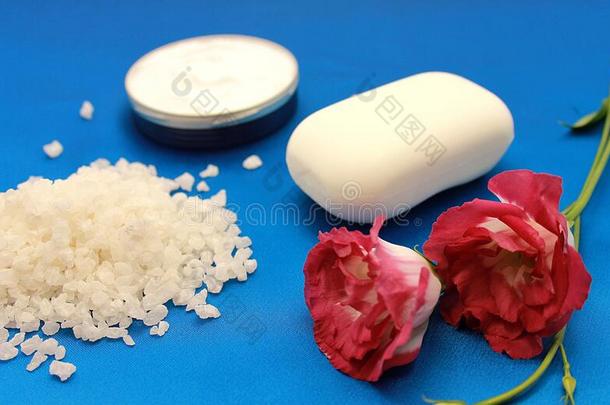 面容乳霜,洗手间肥皂,自然的海盐和日本人玫瑰