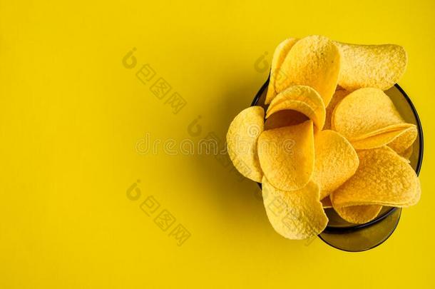 美味的易碎的马铃薯炸马铃薯条采用碗向黄色的背景