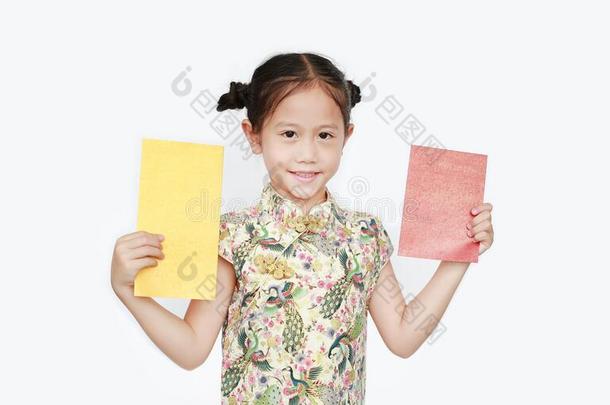 肖像关于小的亚洲人女孩使人疲乏的旗袍微笑的和拿住