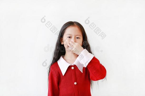 值得崇拜的亚洲人小的小孩女孩手势挤压鼻子和鱼鳍