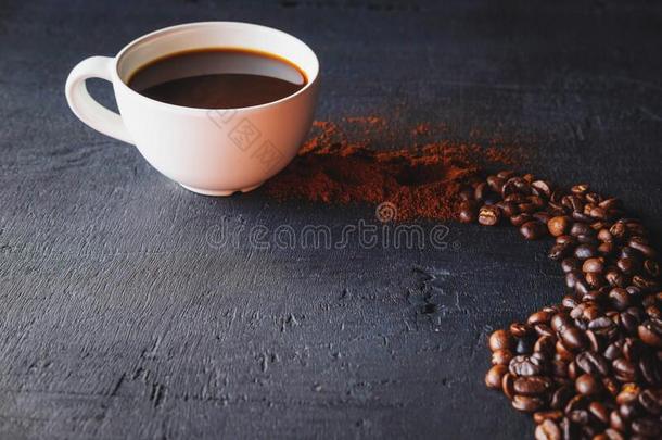 热的咖啡豆和咖啡豆粉和咖啡豆豆向一bl一ckb一ckgr