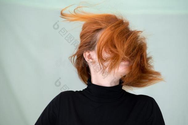 关在上面肖像关于漂亮的红发的人女孩和长的波状的头发blower鼓风机